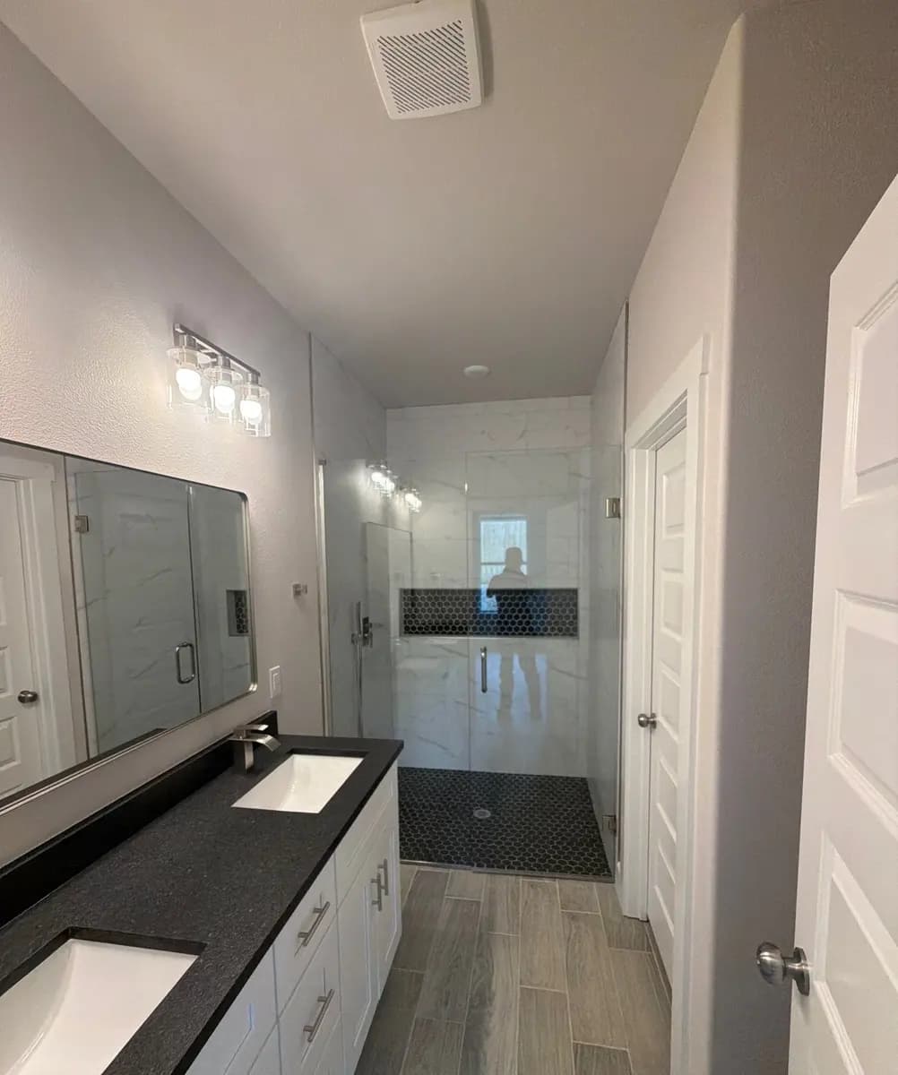 Master bathroom 2.jpg